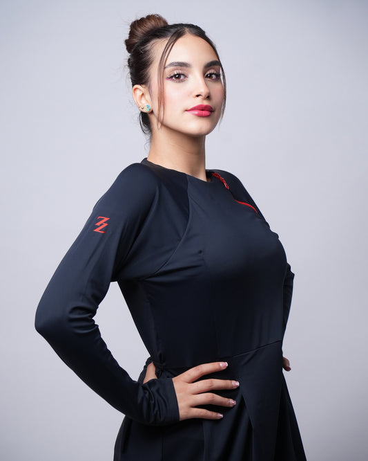 Tunique de bain sportive ModestSun pour femme, coupe longue et ample, tissu noir anti-UV avec logo rouge Z, idéale pour surf, natation et sports nautiques.